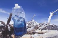 Eine Trinkflasche ist unterwegs und besonders bei Outdoor-Aktivitäten immer praktisch. Allerdings kann sie auch ganz schön sperrig sein. Abhilfe schafft eine faltbare Trinkflasche, die sich im leeren Zustand auf Mini-Format zusammenfalten lässt.