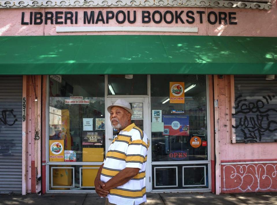 El poeta y dramaturgo Jean-Marie Denis, conocido por el seudónimo de Jan Mapou, frente a su librería y centro cultural, una institución desde hace mucho tiempo en el vecindario del Pequeño Haití en Miami. Denis dijo que la venta a urbanizadores inmobiliarios de una amplia cartera de propiedades en el Pequeño Haití está causando ansiedad, en medio de una grave recesión económica provocada por la pandemia del COVID-19 y el cierre por parte de la ciudad de Caribbean Marketplace y el Centro Cultural Haitiano adyacentes.