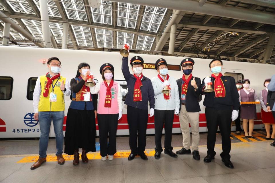 南迴鐵路電氣化最後一哩路屏東枋寮到台東知本今日通車，交通部長林佳龍上午在屏東車站搖鈴啟動首航。   圖：翻攝自林佳龍粉絲專頁