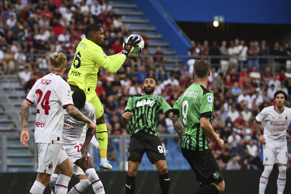 El arquero de Milán Mike Maignan atrapa el balón en un partido de la Serie A italiana contra Sassuolo el 30 de agosto del 2022. El encuentro concluyó 0-0. (Massimo Paolone/LaPresse vía AP)