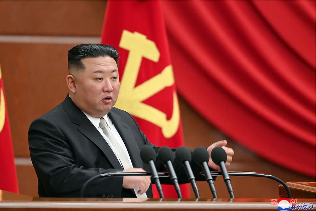 Le dirigeant nord-coréen Kim Jong Un à la 6e session plénière élargie du 8e Comité central du Parti des travailleurs de Corée, au siège du Comité central du Parti à Pyongyang.
 - AFP PHOTO/KCNA VIA KNS