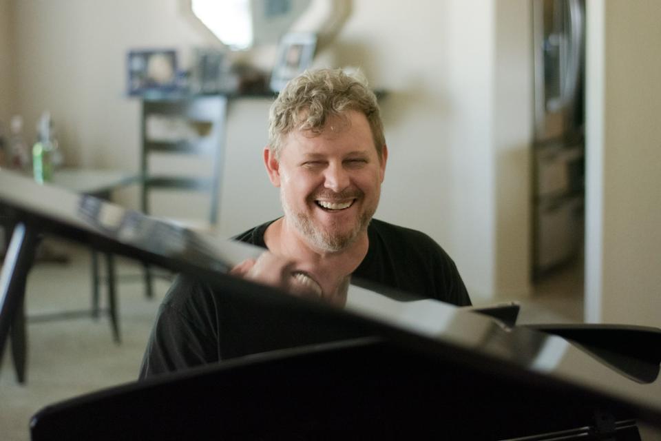 Bob Gentry plays his piano on Oct. 7, 2020 in his Palm Springs home.