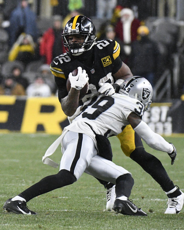 East Rutherford, New Jersey, USA. 6th Dec, 2020. Las Vegas Raiders  defensive end Maxx Crosby (98) looks on following the fumble recovery  during the NFL game between the Las Vegas Raiders and