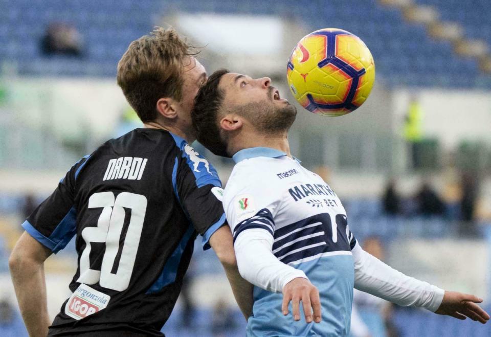 El jugador de Novara, Filippo Nardi (izquierda) y el del Lazio, Riza Durmisi, van por el balón durante el partido de la Copa de Italia, en Roma, el sábado 12 de enero de 2019. (Claudio Peri/ANSA vía AP)