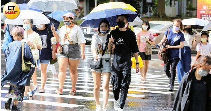 氣象署預估雨要下到17日，且15至17日由於鋒面持續滯留於台灣北部海面附近，中南部地區有短暫陣雨或雷雨。 （圖／方萬民攝）