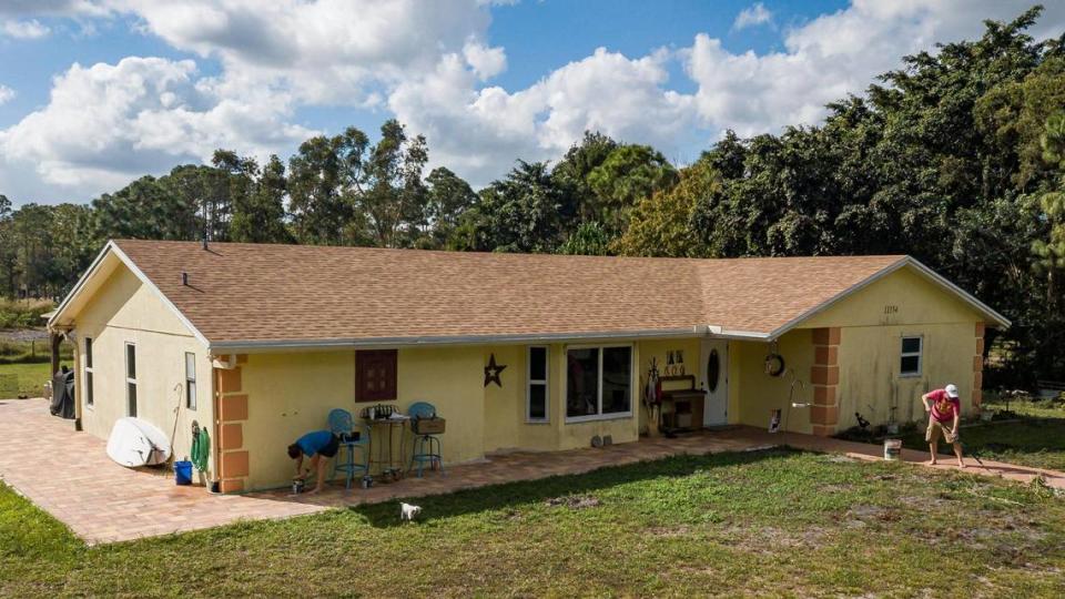 Ray Coulter, de 53 años, y su esposa, Kelly Coulter, de 44, trabajando en proyectos de mejoras para el hogar el miércoles 31 de enero de 2023, en West Palm Beach, la Florida.