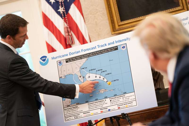 美國國家海洋暨大氣總署（NOAA）8月29日向川普總統簡報多利安（Dorian）颶風時，預報圖並未被動手腳（White House@flickr）