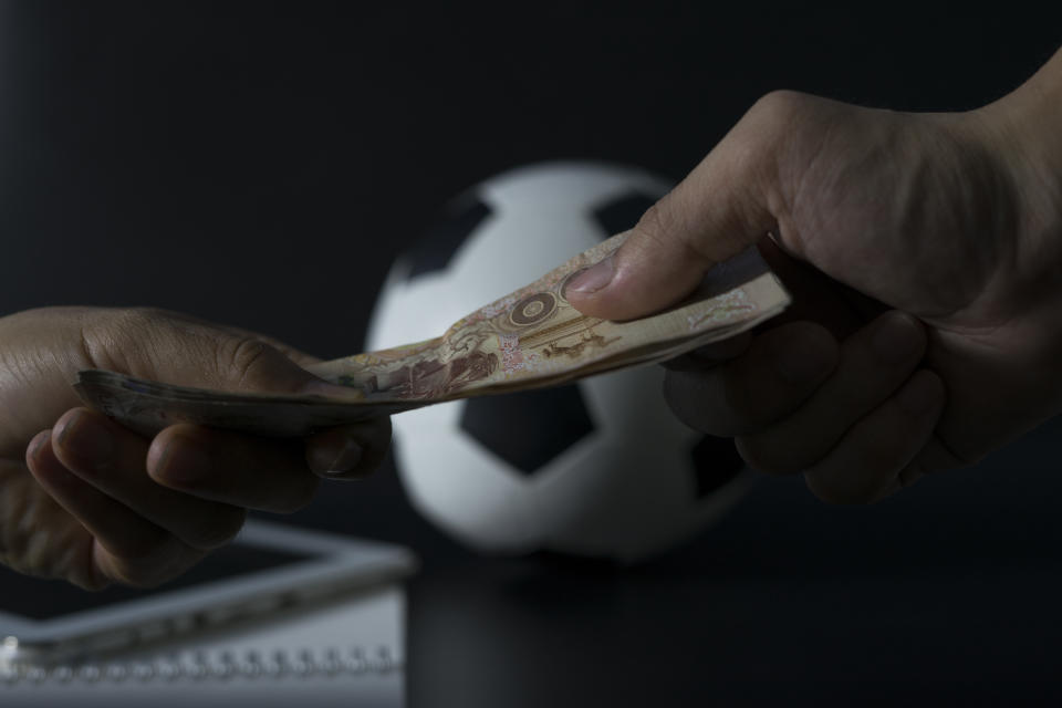 Im Fußball fließt viel Geld - zu viel Geld? (Bild: Getty Images)