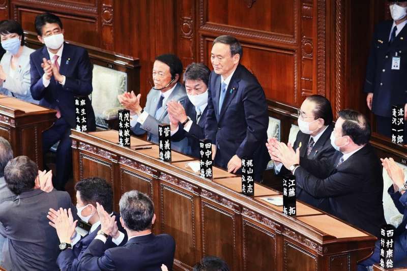 菅義偉16日在國會的首相指名選舉中勝出，成為日本第99任首相。（首相官邸臉書）