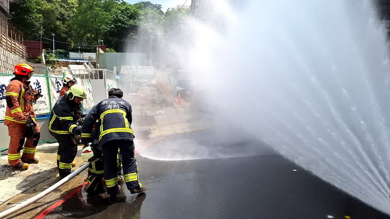 新北中和工地挖破瓦斯管  消防灑水戒備 新北市中和區一處建築工地20日下午施工不慎挖破瓦 斯管線，消防局獲報派員到場灑水戒備，瓦斯公司也 緊急派員搶修。 （新北市消防局提供） 中央社記者黃旭昇新北市傳真  113年6月20日 