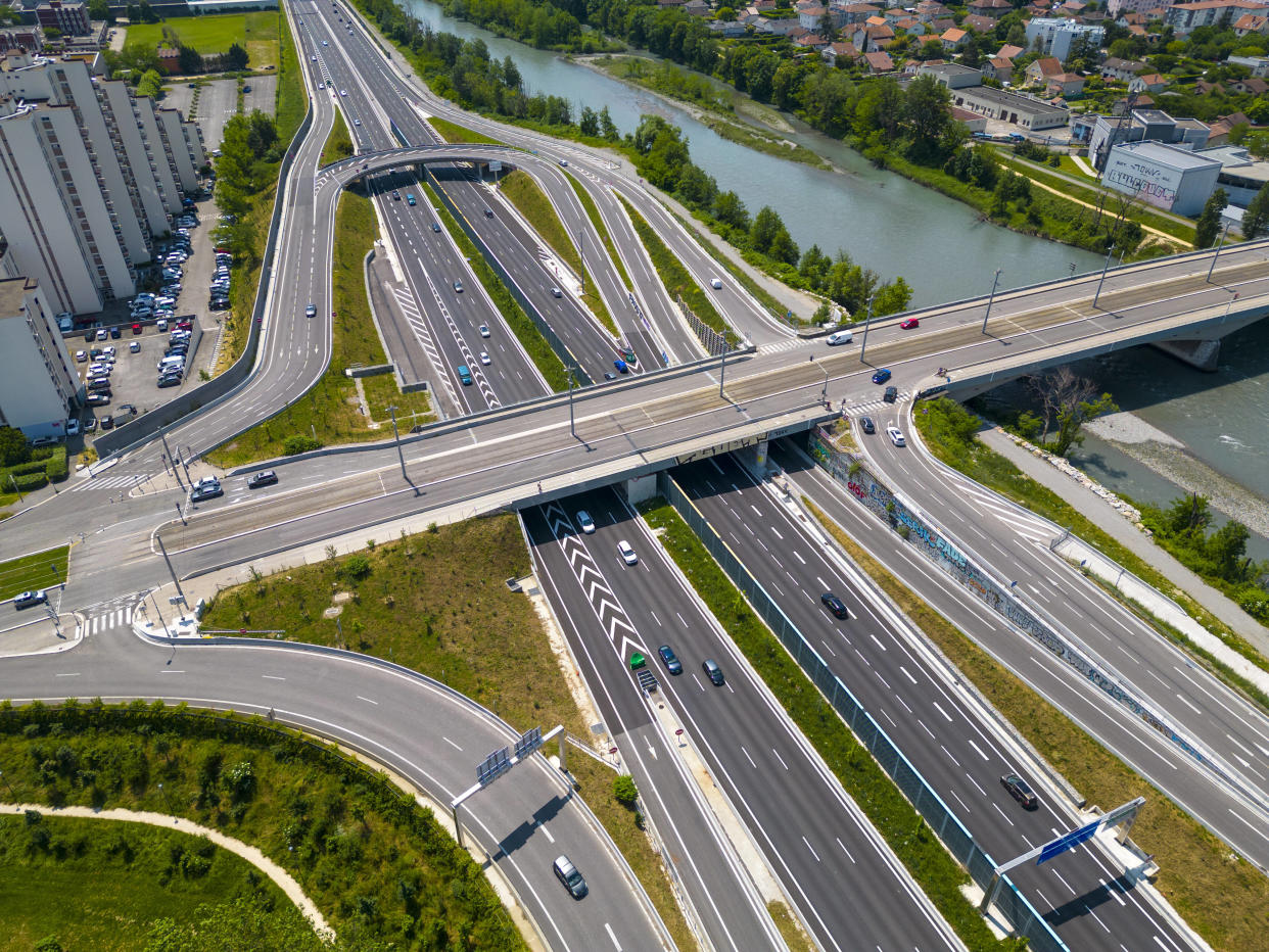 Vue aérienne d’un tronçon de l’A480, autoroute bloquée par des agriculteurs à Grenoble