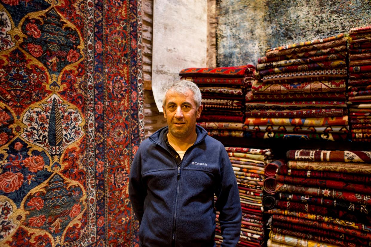 Ismail Ipek in the carpet store he works: Yusuf Sayman