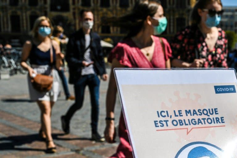 Une affiche indiquant que le masque est obligatoire dans une rue de Lille, le 30 juillet 2020 dans le nord de la France - DENIS CHARLET © 2019 AFP