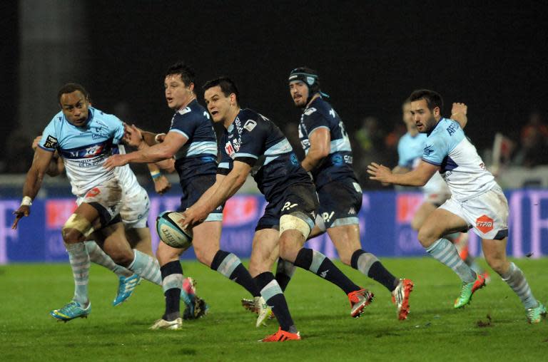 Paris's Irish fly-half Jonathan Sexton (C) passes the ball during the Top 14 rugby union match between Bayonne and Racing Metro 92 on March 27,2015 in Bayonne, southwestern France