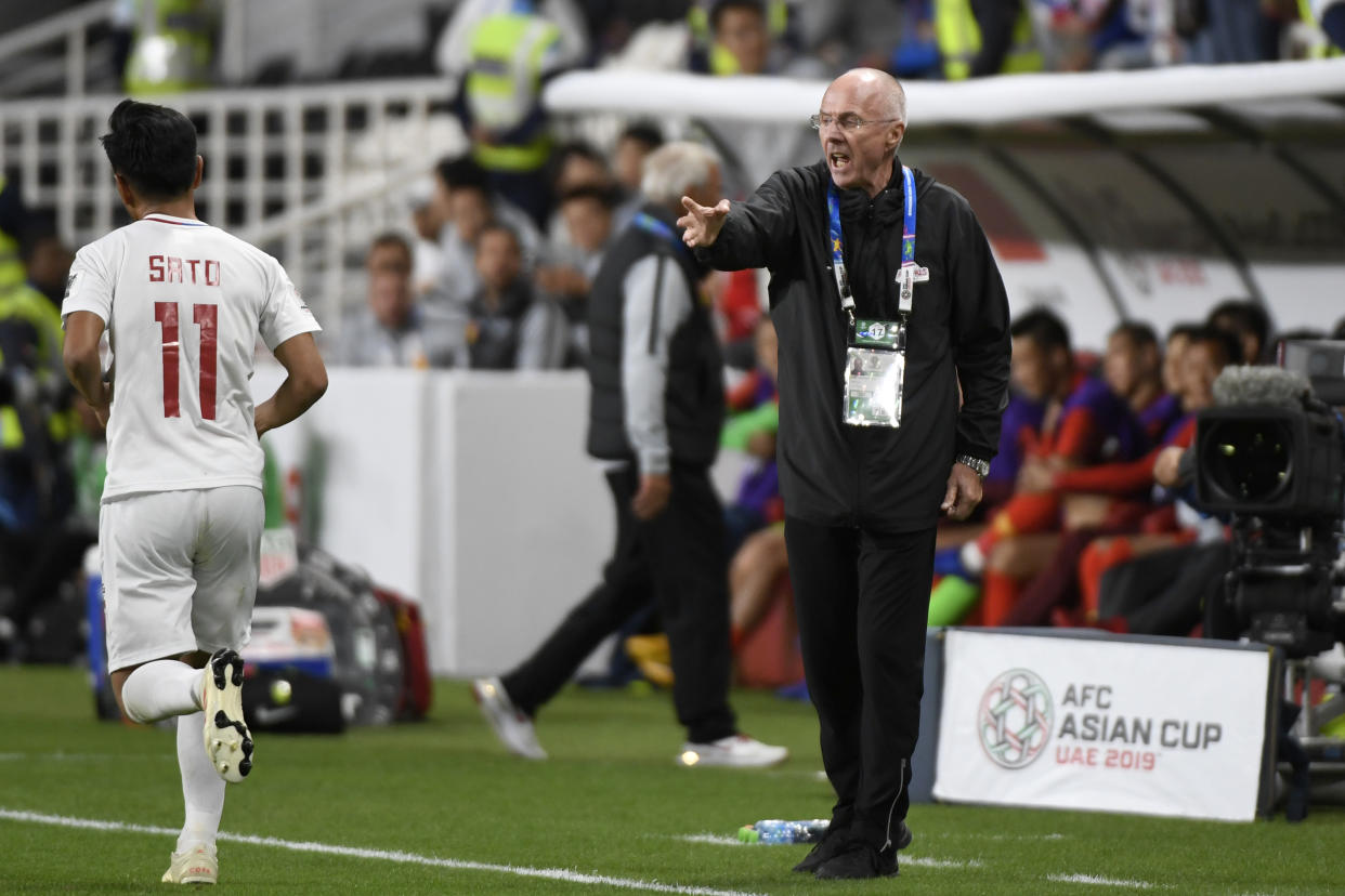 Philippines' coach Sven-Goran Eriksson (R) speaks to his players during the 2019 AFC Asian Cup group C football match between Philippines and China at the Mohammed Bin Zayed Stadium in Abu Dhabi on January 11, 2019. (Photo by Khaled DESOUKI / AFP)        (Photo credit should read KHALED DESOUKI/AFP via Getty Images)