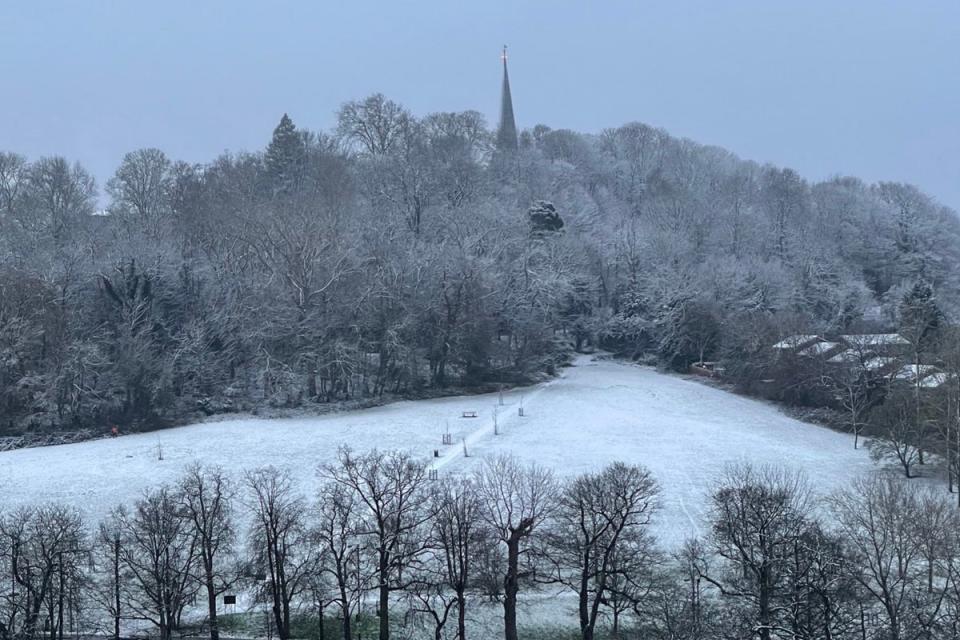 Snow in North London (@iPicNews)