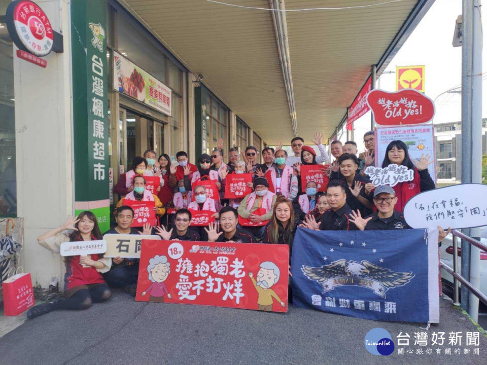 逢甲飛鷹重機協會陪伴10位獨居長輩，至楓康超市東勢店採辦年貨。