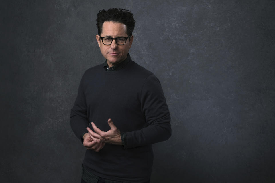 El director y guionista J.J. Abrams posa para una foto durante la promoción de "Star Wars: The Rise of Skywalker" el martes 3 de diciembre del 2019 en Pasadena, California. La película, que se estrena el 20 de diciembre, pone fin a una serie de nueve películas que comenzó hace 42 años. (AP Foto/Chris Pizzello)