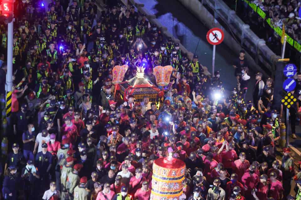 彰化市民生地下道往年容易發生攔轎搶轎，今年大甲媽鑾轎平靜通過，地下道萬頭鑽動，彰化市就像不夜城。記者黃仲裕／攝影