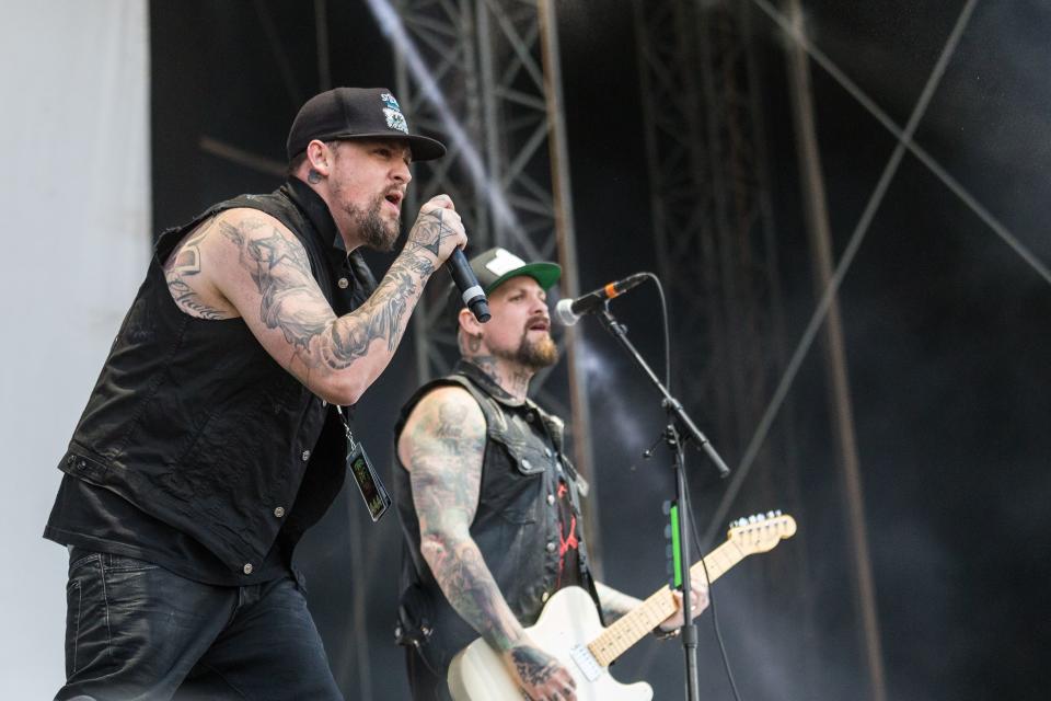 Benji Madden stuns on stage with his brother,  in black jacket and denim pant to match