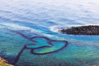  雙心石滬是七美島代表景點，早年漁民利用海石堆疊成雙心造型，屬於傳統捕魚陷阱，退潮時魚兒困在石滬內就可捕捉。 