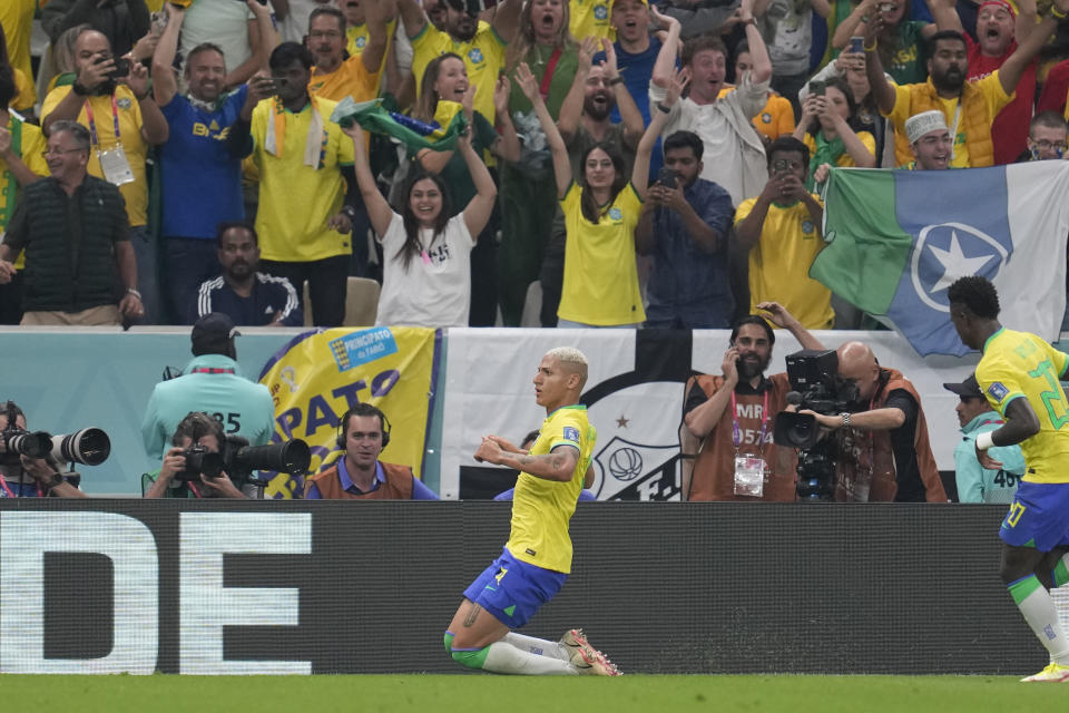Richarlison celebra tras anotar el segundo gol de Brasil ante Serbia en el partido por el Grupo G del Mundial, el jueves 24 de noviembre, en Lusail, Qatar. (AP Foto/Natacha Pisarenko)