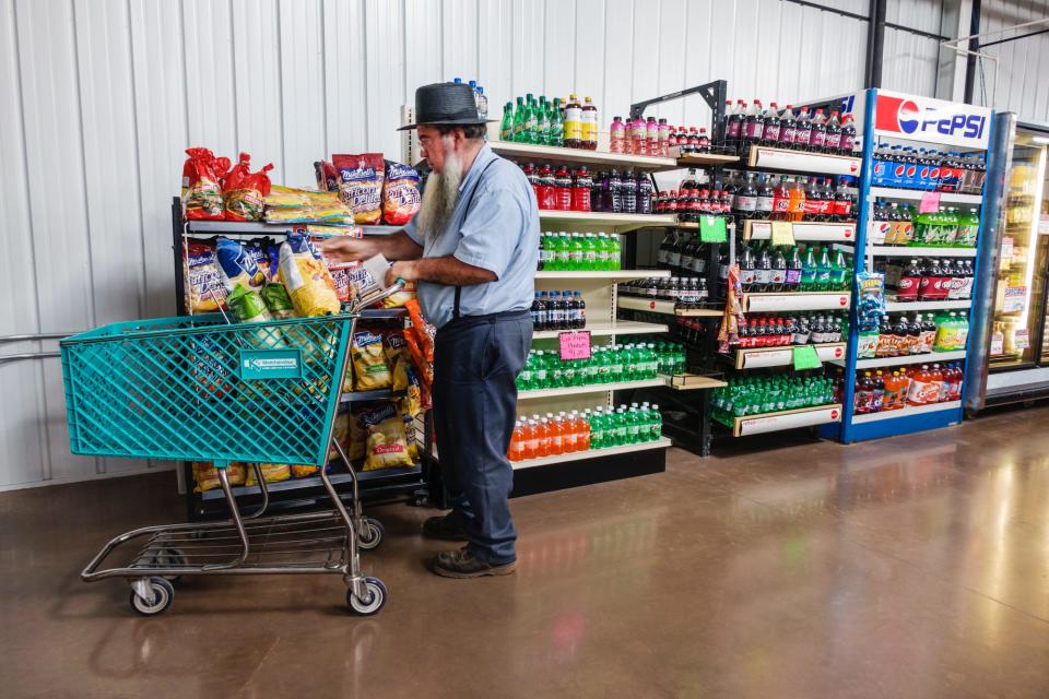 Amish man shopping in Beachy's Bulk Foods grocery store.