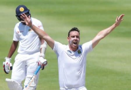 Cricket - South Africa v Sri Lanka - Second Test cricket match - Newlands Stadium, Cape Town, South Africa - 5/1/17 - South Africa's Kyle Abbott appeals unsuccessfully for the wicket of Sri Lanka's Suranga Lakmal. REUTERS/Mike Hutchings