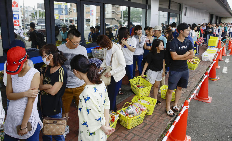 <p>People wait in a long line to buy foods at a store in Sapporo, Hokkaido, northern Japan Thursday, Sept. 6, 2018. (Photo: Hiroki Yamauchi/Kyodo News via AP) </p>