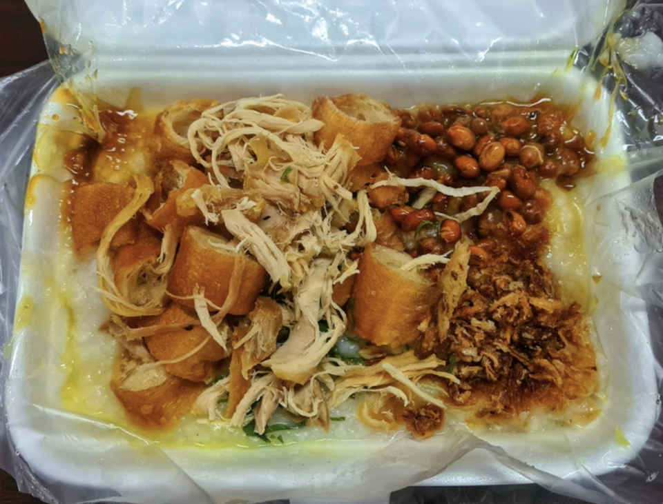 <div><p>"In Indonesia, you can get one portion of chicken porridge and maybe one piece of egg or chicken heart satay to go with it if you're lucky!"</p><p>—<a href="https://www.buzzfeed.com/awrchita" rel="nofollow noopener" target="_blank" data-ylk="slk:awrchita;elm:context_link;itc:0;sec:content-canvas" class="link ">awrchita</a></p></div><span> Kasman / Getty Images/iStockphoto</span>