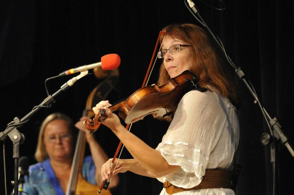 Bassist Terri Powell and fiddler Joanna Binford perform at a taping of “Red Barn Radio.” Lexington-based Howard’s Creek performed at the Aug. 18, 2010, taping of Red Barn Radio.