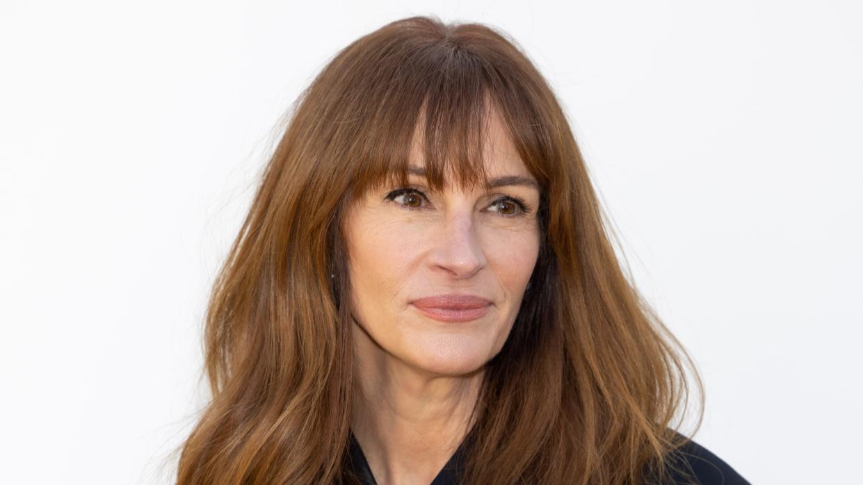  Julia roberts full bangs. 