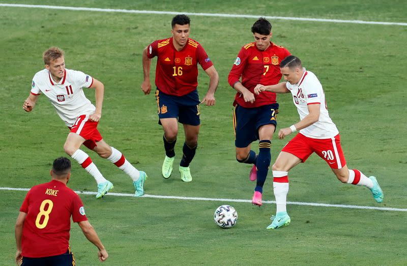 Piotr Zielinski de Polonia en acción con Álvaro Morata de España durante un partido por el Grupo E de la Eurocopa 2020