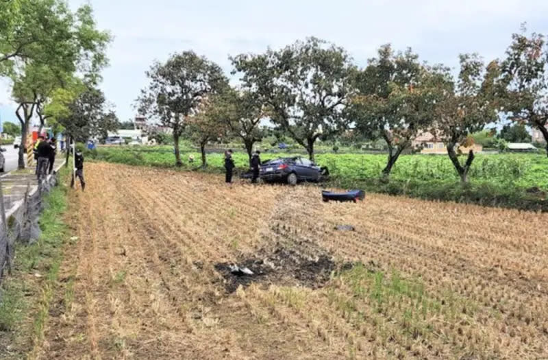 ▲今天花蓮大漢技術學院28歲胡姓女校護，開車前往上班，行經中央路一段路口，為閃避左轉車輛，偏離車道衝進稻田、撞上樹木，造成頭部嚴重撞擊，當場失去心跳呼吸，送醫急救仍不治。（圖／翻攝畫面）