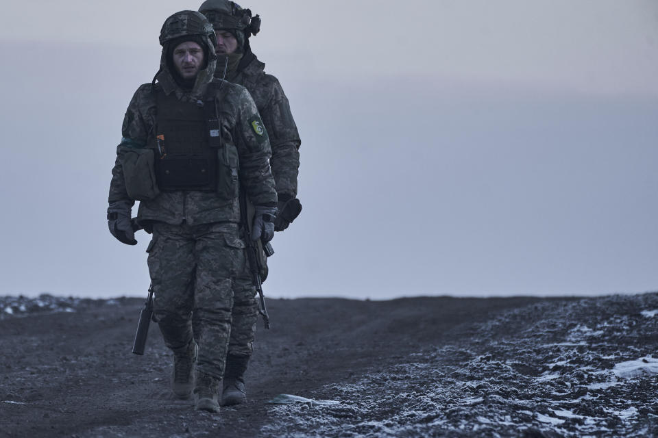 Soldados ucranianos se dirigen a sus posiciones en el frente, cerca de Bájmut, en la provincia de Donetsk, Ucrania, el 9 de febrero de 2023. (AP Foto/Libkos)