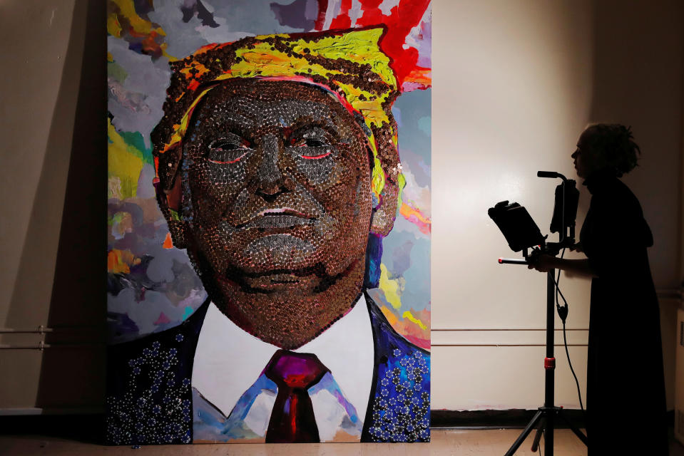 <p>Die Künstlerin Daria Marchenko richtet in einem Klassenzimmer in New York das Licht für ihr Porträt von US-Präsident Donald Trump ein, für das sie Münzen und Casino-Chips verwendet hat. (Bild: Reuters) </p>