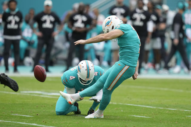 Miami Dolphins tight end Mike Gesicki (88) runs on the field during the  first half of an NFL football game against the New York Jets, Sunday, Jan. 8,  2023, in Miami Gardens