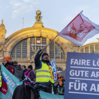 Vor dem Frankfurter Bahnhof versammeln sich die ersten Streikenden. Mit einem großangelegten bundesweiten Warnstreik haben die Gewerkschaften EVG und Verdi am Montag weite Teile des öffentlichen Verkehrs lahmgelegt.