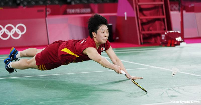 日本選手山口茜在羽球女單8強賽中敗給印度選手辛度。（翻攝自@Japan_Olympic推特）