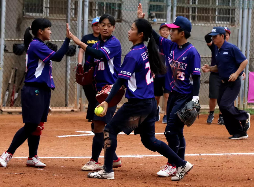 高女組士林高商以4比3 險勝秀峰高中，士商目前以兩勝暫居B組第一。高中體總提供