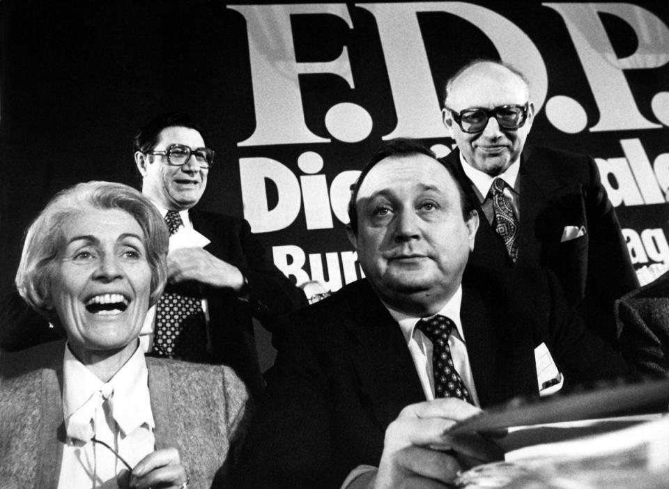 <p>1963 wurde Hamm-Brücher in den Bundesvorstand der FDP gewählt. Von 1972 bis 1976 war sie stellvertretende Bundesvorsitzende und saß zwischen 1970 und 1990 im Bundestag. Hier ist sie 1978 mit dem Bundesaußenminister und FDP-Bundesvorsitzenden Hans-Dietrich Genscher (2.v.r.) beim FDP-Bundesparteitag zu sehen. (Bild: dpa) </p>