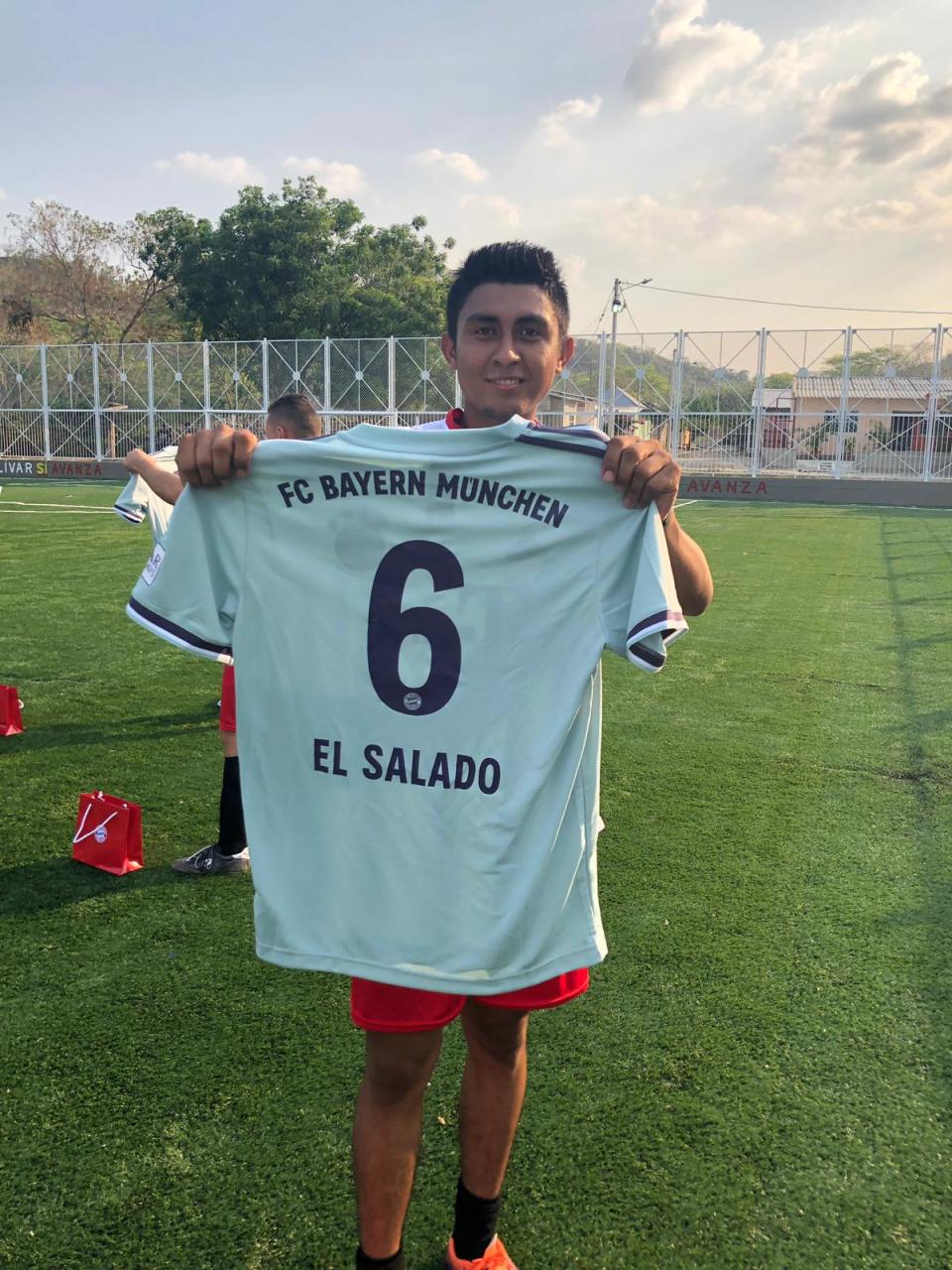 Bayern Munich envío camisetas oficiales de regalo a comunidades afectadas por el conflicto armado en Colombia (Foto Facebook Bayern Munich en español)