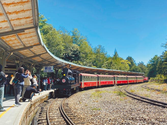 林鐵祝山車站即日起改建，13日的末班主題列車特別掛上蒸汽火車頭紀念，吸引不少民眾拍攝。（張亦惠攝）