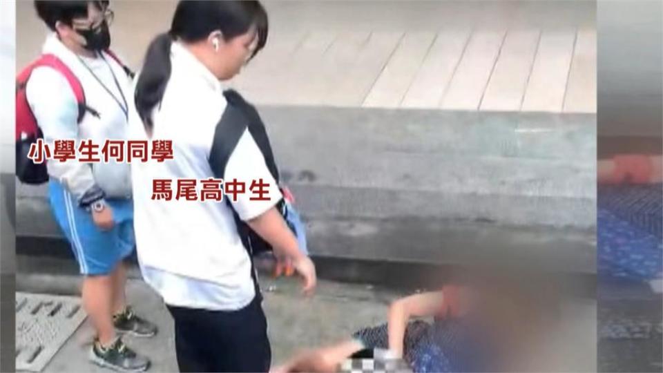 制伏公車暴走婦人！　小學生無懼衝前線　替挨打女大生解圍