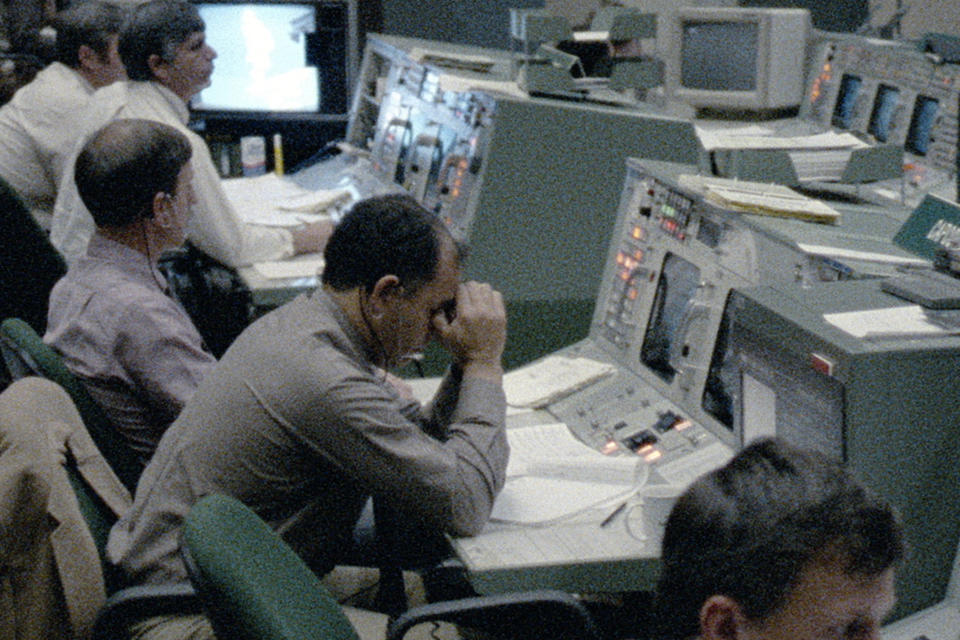 En esta imagen difundida por Netflix, una escena de "Challenger: The Final Flight". La serie documental de cuatro capítulos sobre el desastre del transbordador espacial Challenger en 1986 se estrena el miércoles. (NASA/Netflix vía AP)