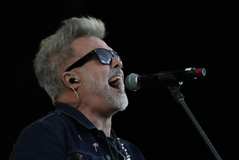 Juan Alfredo Baleirón, vocalista de Los Pericos, durante su presentación en el festival Vive Latino en la Ciudad de México el domingo 19 de marzo de 2023. (Foto AP/Fernando Llano)