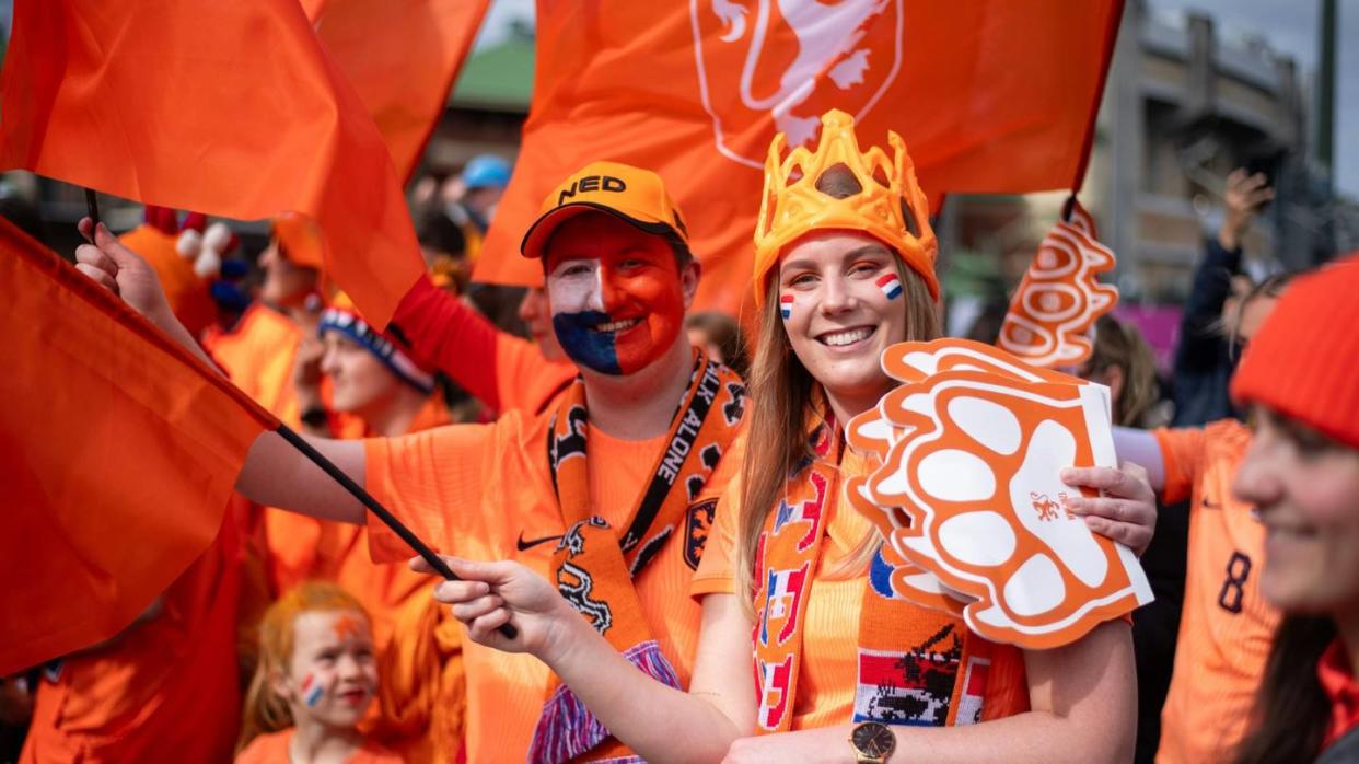 40.000 Oranje-Fans marschieren durch Hamburg