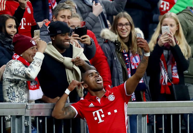 Erst ein Tor, dann ein Selfie: Douglas Costa gegen Mönchengladbach