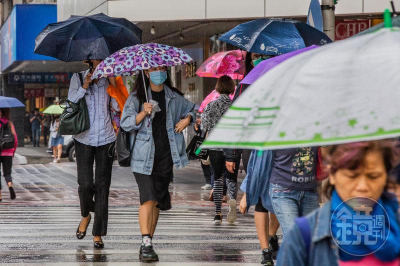 氣象局指出，未來一週受南方雲系北移加上滯留鋒面在台灣附近徘徊，水氣較多，容易出現短暫降雨。