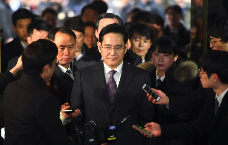 Samsung Group's heir-apparent Lee Jae-Yong (C) arrives at the Seoul Central District Court for a hearing on his arrest warrant on January 18, 2017